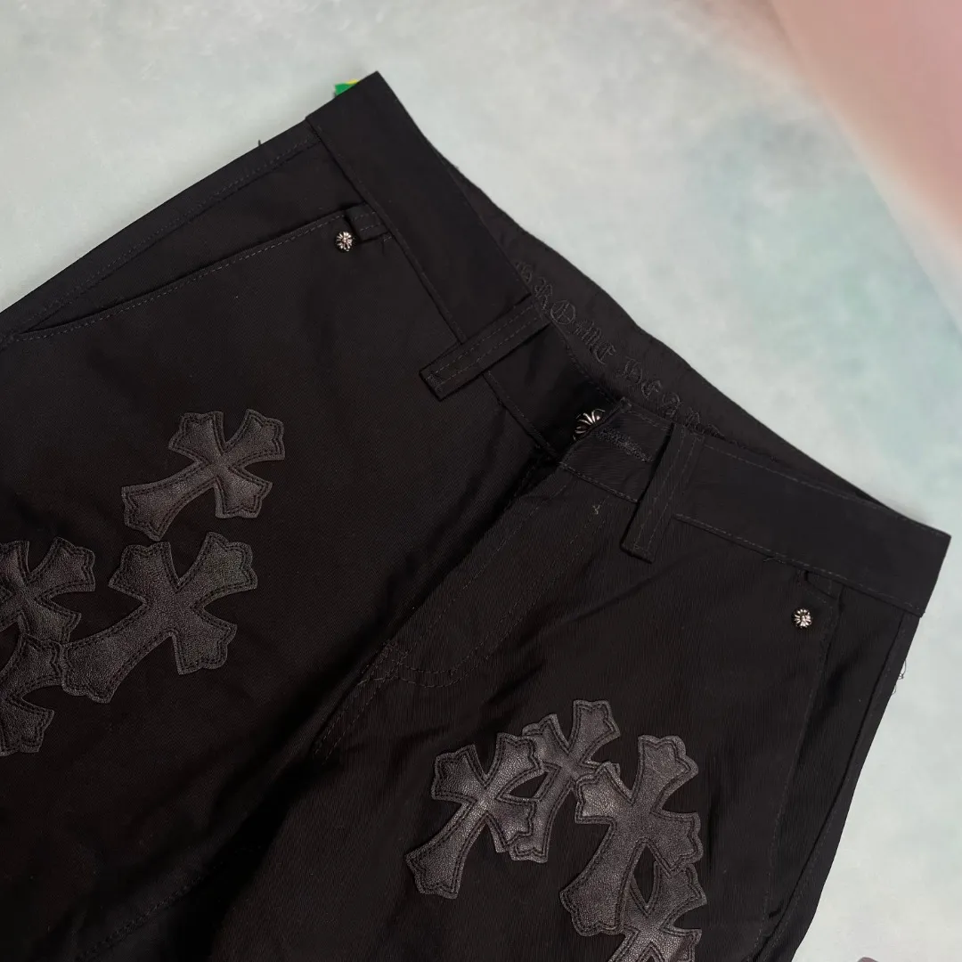 🅿️290 🔘Style number-KL119 🔘Chrome Hearts𝐂𝐡𝐫𝐨𝐦𝐞 𝐇𝐞𝐚𝐫𝐭 Black and brown camouflage cross patch leather casual jeans* Trendy people who pursue the ultimate fashion, Chrome Hearts new overalls are here! It breaks tradition and cleverly integrates camouflage cross elements, which is the same style as Mattyboy. These pants boldly combine elements of jeans and casual pants, bringing endless matching possibilities to outfit enthusiasts. The main body is black, showing mystery and coolness. It is unique in the leather design and color matching. It can be called a classic among jeans. The pants overall present a unique retro style, with a wide-legged and loose fit. The mid-high waist design not only elongates the leg lines, but also creates a lazy and casual atmosphere. It is full of comfort and sophistication. Trendy men and women should not miss it. There are as many as 40 panels on the entire trousers, giving the trousers an unparalleled texture. Taking size W34 as an example, every detail is perfectly ergonomic and demonstrates high-end quality. Whether it is daily outings, social gatherings, or exploring new fashion styles, Chrome Hearts black denim casual pants can satisfy all your imagination of fashion and lead you to be at the forefront of trends.  Size: S M L XL XXL (28.30.32.34.36) Color: Black
